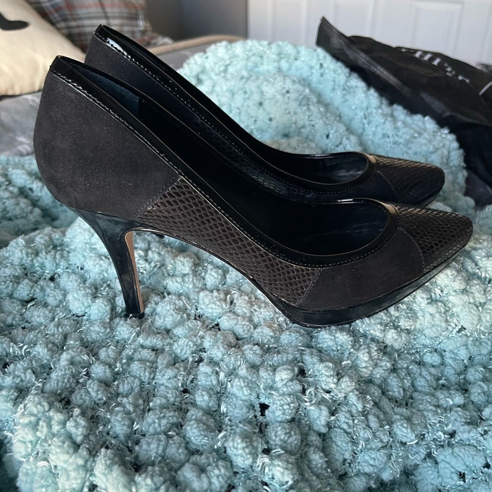 Beautiful black heels with patent leather, suede and embossed detail.